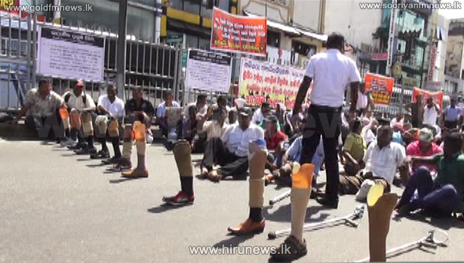 Road+between+Pettah+and+Fort+closed+due+to+disabled+war+hero%E2%80%99s+protest+