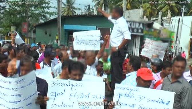 Protest+against+dumping+of+garbage+in+Karadiyana+causes+heavy+traffic
