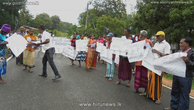 A+group+of+farmers+block+the+A+%E2%80%93+5+roadway%2C+staging+a+protest%2C++demanding+compensation+for+drought