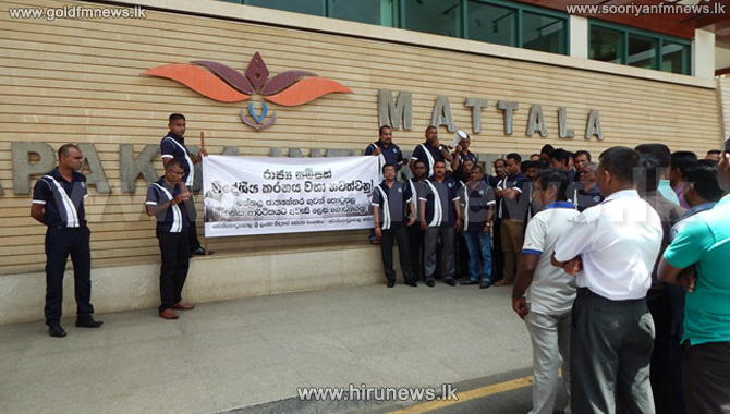 Mattala+airport+staff+stage+protest