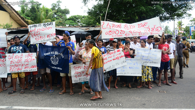 Protest+in+Kottawa+against+housing+project