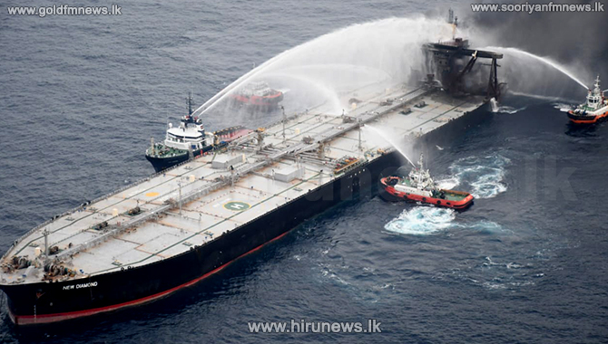 Black spots in the sea around the crude oil tanker that was on fire (video)