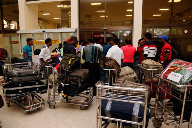 வெளிநாடுகளில் நிர்க்கதியாகியிருந்த சுமார் 30,000 இலங்கை பணியாளர்கள் ...