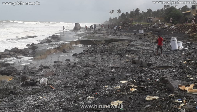 MV+X-PRESS+PEARL%3A+Debris+from+the+distressed+vessel+reach+SL+coast+%28Photos%2FVideo%29