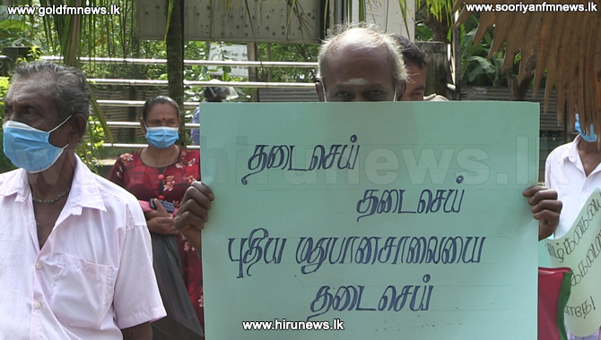 Villagers+protest+against+opening+of+liquor+store