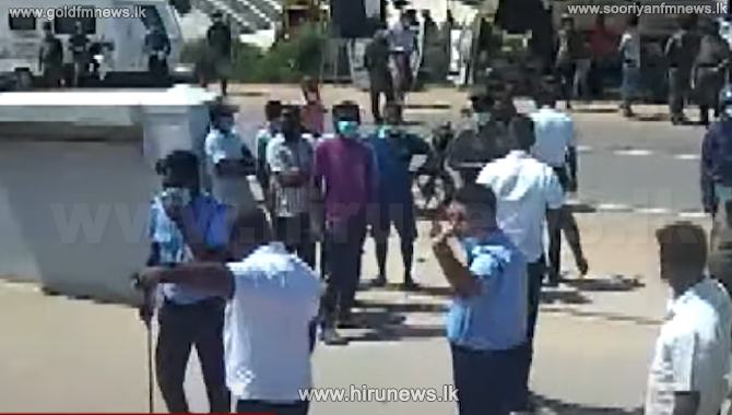 Tense situation during satyagraha carried out by group including Mayor of Hambantota (Video)