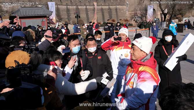 Actor Jackie Chan carries Olympic torch atop Great Wall