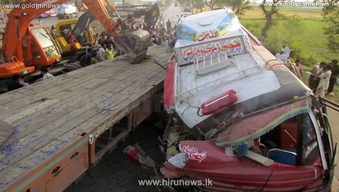 Bus crash kills 40 in Pakistan