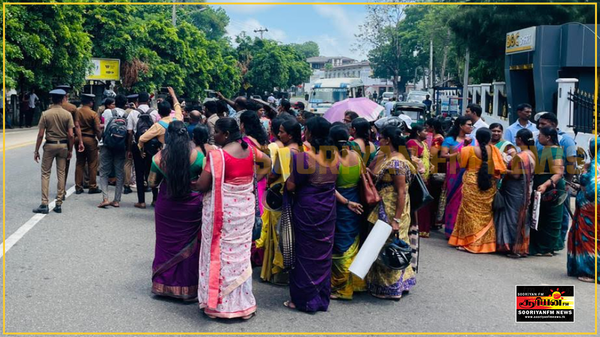 தேசிய இடமாற்ற கொள்கையை அமுல்படுத்தக் கோரி இலங்கை தாய் மொழி ஆசிரியர் ...