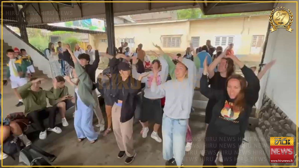 TOURISTS+DANCE+AND+SING+AT+NANU+OYA+STATION+AMIDST+TRAIN+DELAY