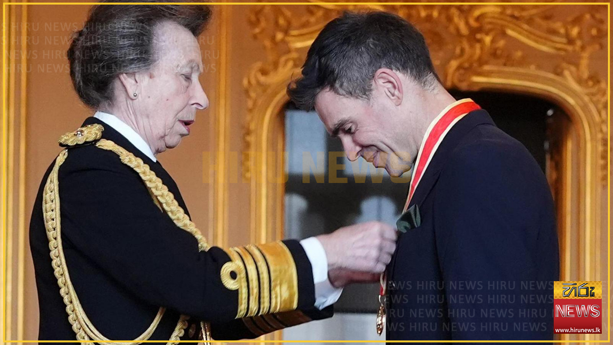 ජේම්ස් ඇන්ඩර්සන්ට නයිට් පදවිය පිරිනමයි