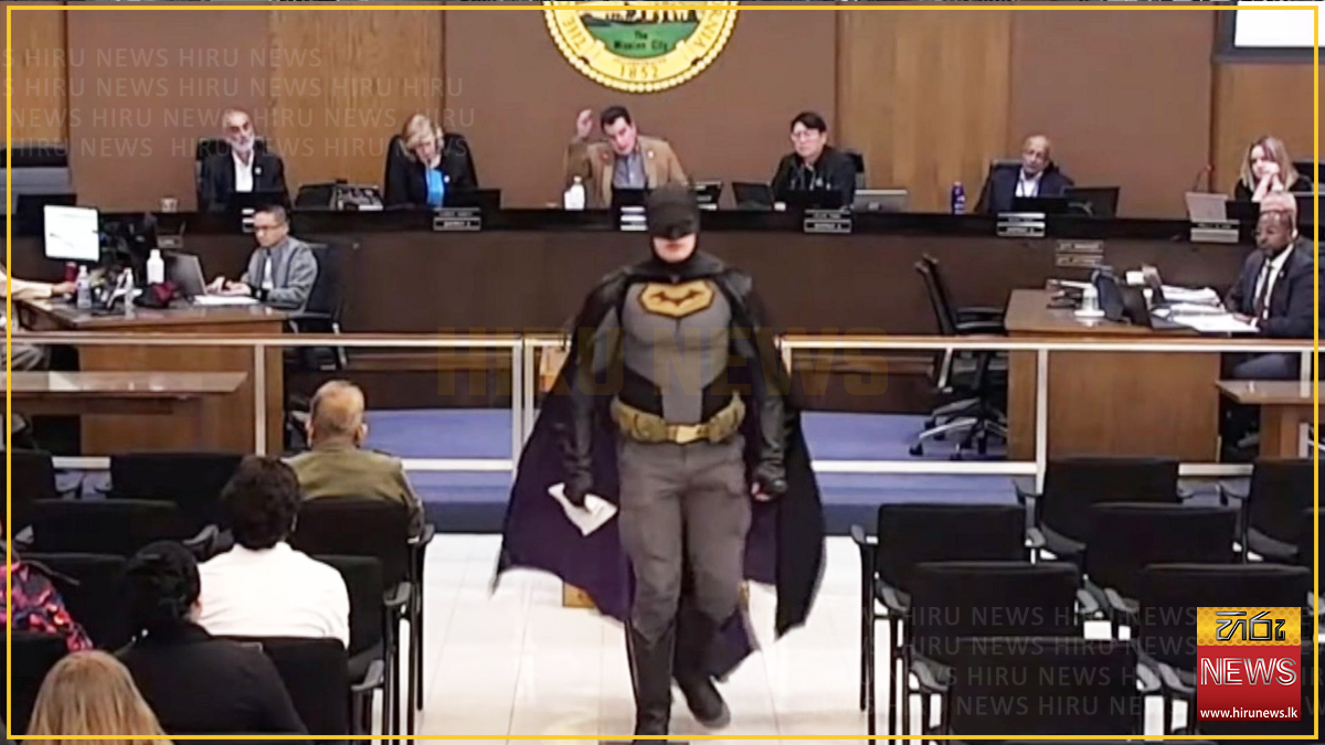 ‘බැට් මෑන්’ නගර සභාවට ඇවිත් දෙහි කපයි