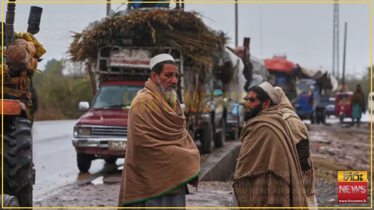 Pakistanis flee after mosques warn of military action