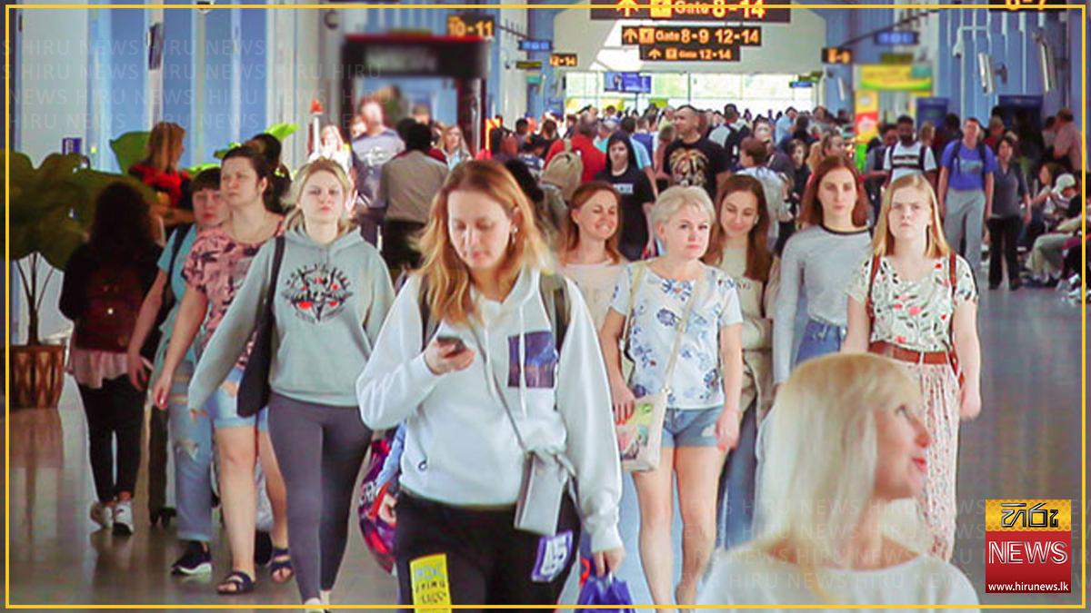 Tourist+arrivals+surpass+300%2C000+mark