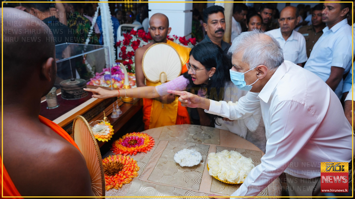 Ranil+Wickremesinghe+visits+Gangaramaya+Temple