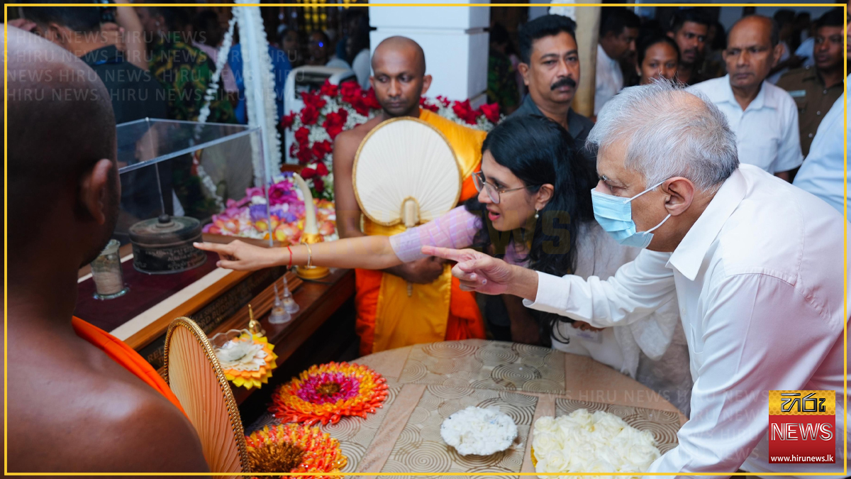 Ranil+Wickremesinghe+pays+respects+to+Devnimori+relics