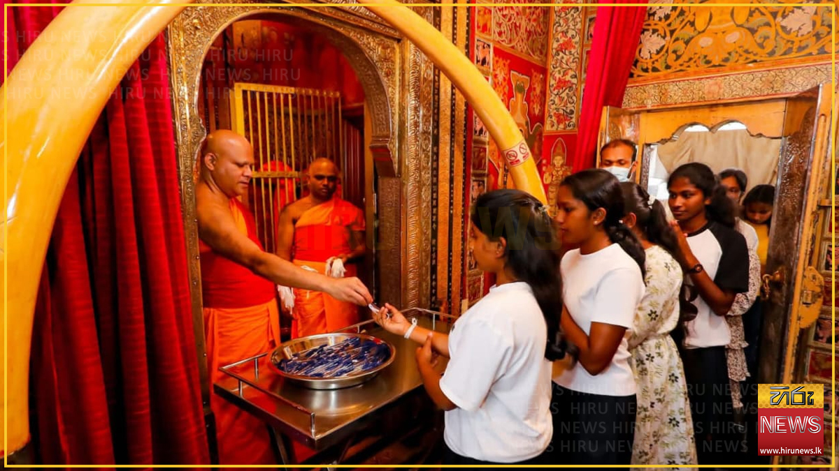 GCE+Ordinary+Level+candidates+receive+blessings+at+Sri+Dalada+Maligawa