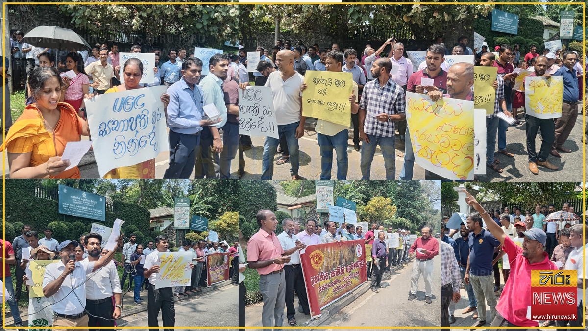 University+non-academic+staff+protest+over+salary+issues