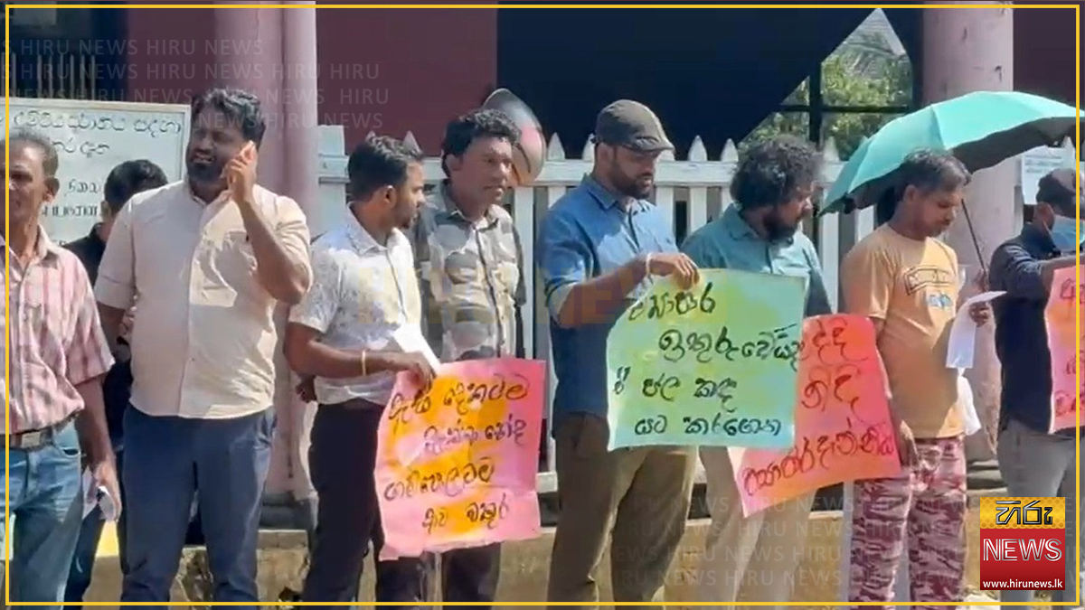 Gampola+residents+protest+over+lack+of+cyclone+relief