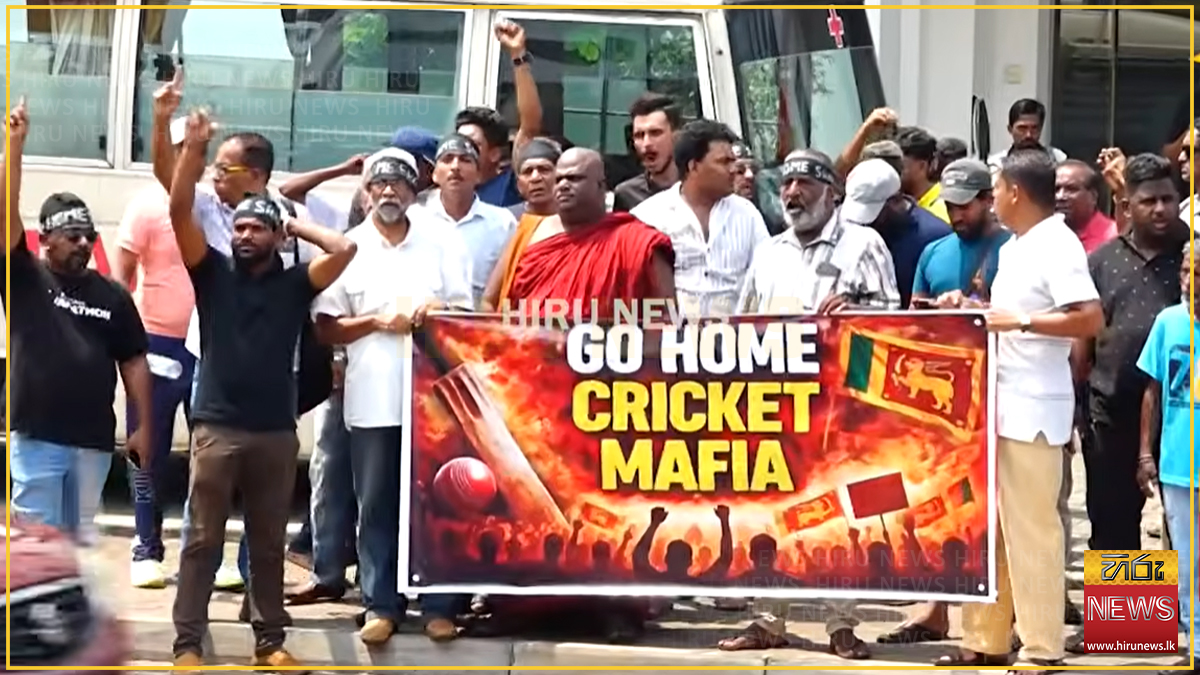 Protesters+gather+in+front+of+SL+cricket+headquaters