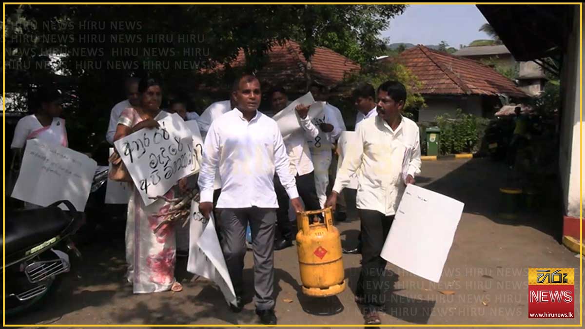 Pelmadulla+PS+opposition+members+protest+gas+price+hike