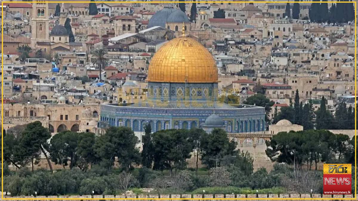 Israel+reopens+Jerusalem+holy+sites