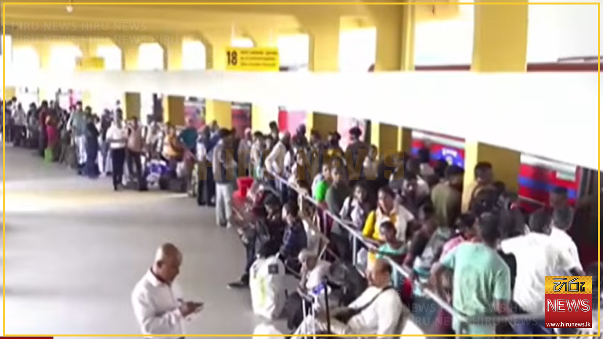 Crowds+gather+at+transport+hubs+for+upcoming+new+year