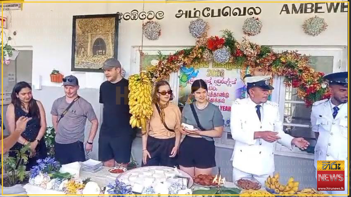 Tourists+on+Udarata+Menike+treated+to+traditional+New+Year+sweets