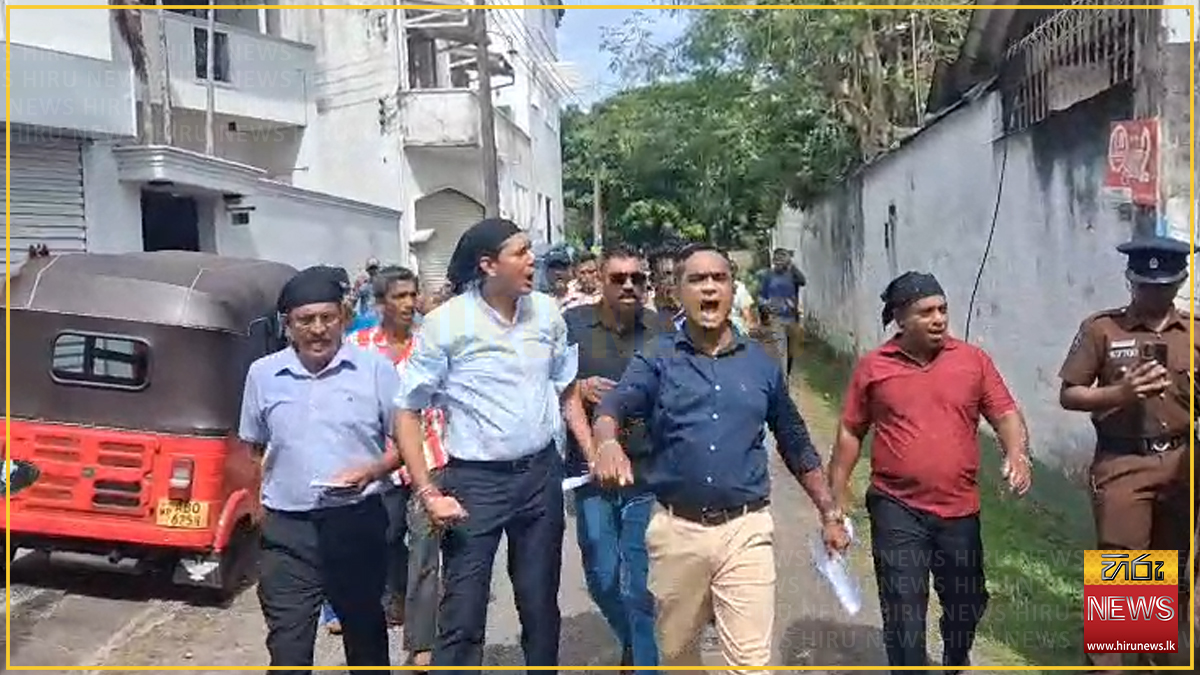 Sugeeshwara egged while protesting in front of Finance Secretary home