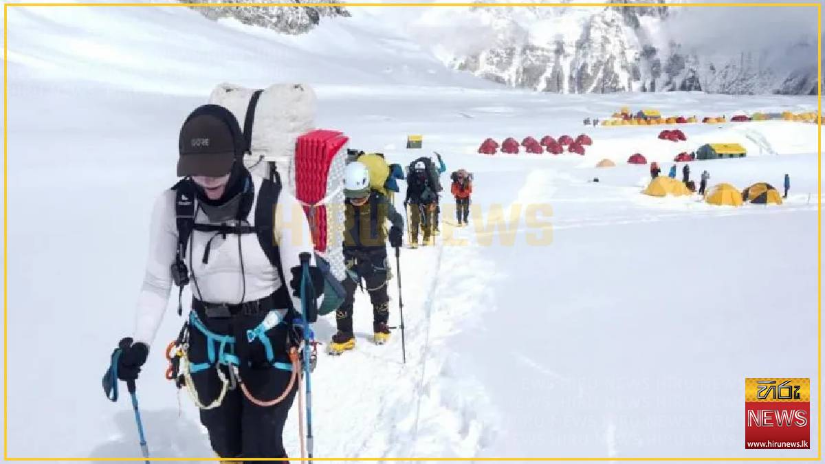 Climbers+clear+path+to+Everest+summit+past+giant+chunk+of+ice