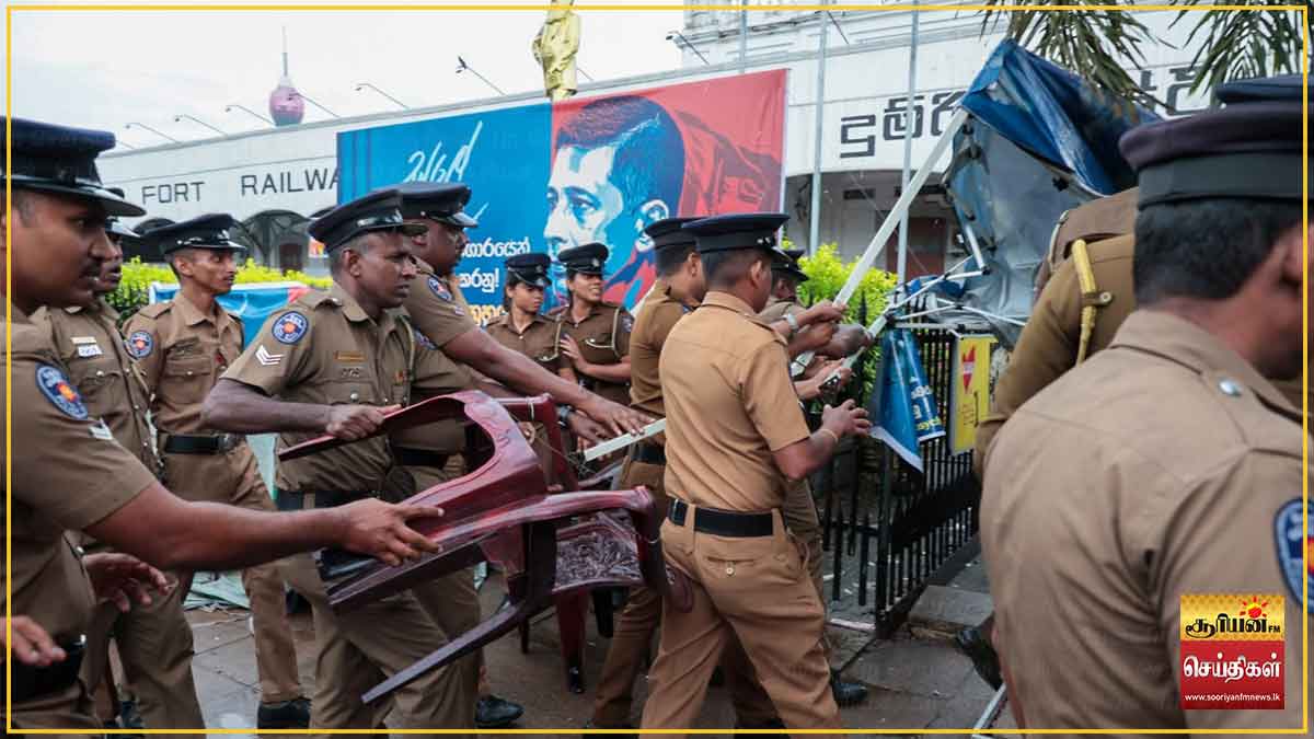 கொழும்பில் திரண்ட எதிர்க்கட்சிகள்- கூடாரத்தை காவல்துறை அகற்றியதால் பதற்றம்!