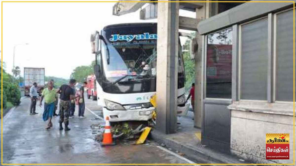 அதிவேக நெடுஞ்சாலையில் நொருங்கியது பேருந்து - 10 பேர் படுகாயம்!