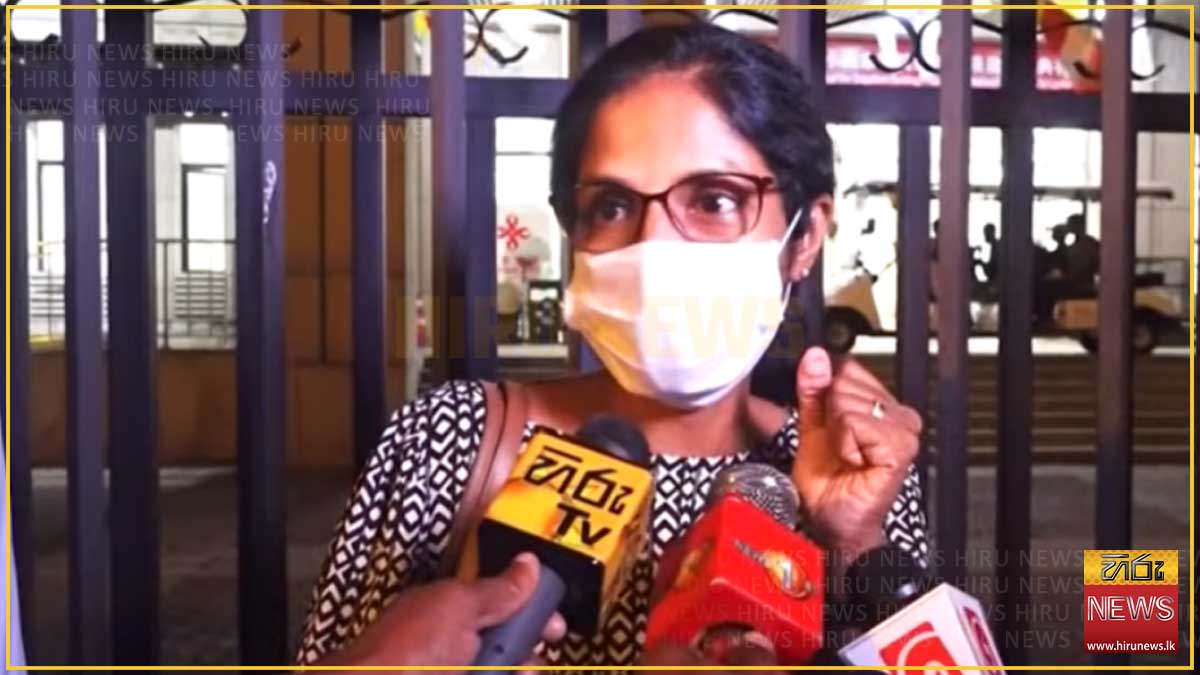 සලේගේ බිරිඳ සහ පුත්‍රයා මල්වතු අස්ගිරි මහනාහිමිවරුන් බැහැ දකිති