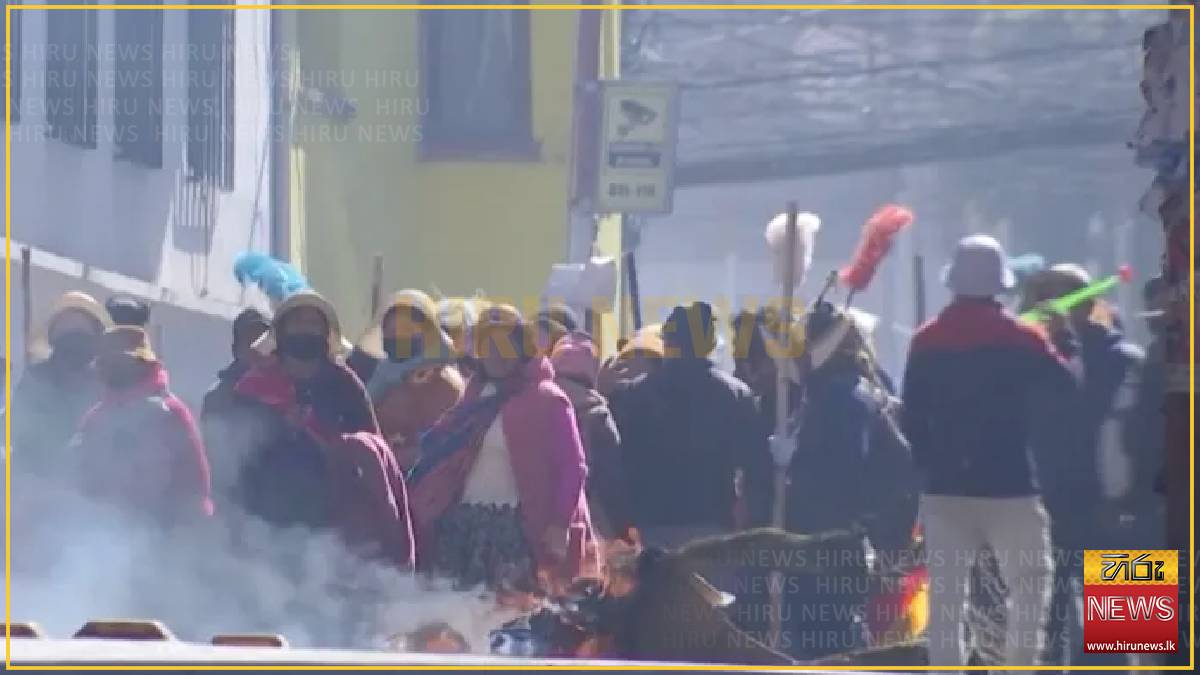 Bolivian farmers clash with police