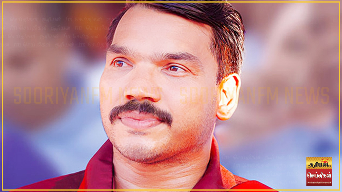 "அரசாங்கத்தின் தோல்விகளை மறைக்க ஊடக அடக்குமுறை!"    அரசாங்கம்  தோல்வியை மறைக்க ஊடகங்களை  அடக்குமுறைக்கு உட்படுத்தி வருவதாக   நாடாளுமன்ற உறுப்பினர் நாமல் ராஜபக்ச குற்றம் சாட்டியுள்ளார்.   நிகழ்வொன்றில் உரையாற்றிய  போதே  அவர் இதனை  தெரிவித்துள்ளார்.   நாட்டில்  35,000-ற்கும் மேற்பட்ட குடும்பங்கள் தற்காலிக தங்குமிடங்களிலும், வாடகை வீடுகளிலும், கூடாரங்களிலும் மிகவும் அவலமான நிலையில் வாழ்ந்து வருகின்றனர்.   கடந்த காலங்களில் ஏற்பட்ட இயற்கை அனர்த்தங்களினால் பாதிக்கப்பட்ட இந்த மக்களுக்கு, நிலையான வீடுகளை அமைத்துக் கொடுக்க அரசாங்கம் இதுவரை எவ்வித முறையான திட்டங்களையும் நடைமுறைப்படுத்தவில்லை என அவர் சுட்டிக்காட்டியுள்ளார்.  அரசாங்கம் தனது நிர்வாகத் தோல்விகளையும், பொய்களையும் மூடிமறைப்பதற்காக ஊடகங்களையும், மாற்றுக்கருத்துடையவர்களையும் ஒடுக்கும் அரசியல் ரீதியான அடக்குமுறைகளை கையாண்டு வருவதாக அவர் குற்றம் சுமத்தியுள்ளார்.  அரசாங்கத்தின் தவறான நிர்வாகம் மற்றும் ஊழல்களின் சுமையை பொதுமக்கள் மீதே அரசாங்கம் சுமத்தி வருகின்றது. நாளுக்கு நாள் எரிபொருள் விலை மற்றும் வரிகள் அதிகரிக்கப்பட்டு வருகின்றன. நாடாளுமன்றக் குழு கூட்டங்களின் போது அரசாங்கத்தின் நிதி முறைகேடுகள் அம்பலமாகின்ற போதிலும், அதற்கான தீர்வாக பொதுமக்கள் மீதே மேலும் வரிச்சுமைகள் சுமத்தப்படுவதாக அவர் விசனம் தெரிவித்துள்ளார்.  உலகளாவிய ரீதியில் உணவுத் தட்டுப்பாடு மற்றும் காலநிலை மாற்றங்கள் ஏற்பட்டு வரும் இந்த இக்கட்டான சூழ்நிலையில், உள்நாட்டு விவசாயிகளையும், உற்பத்தியாளர்களையும் வலுப்படுத்த அரசாங்கம் தவறியுள்ளது. புதிய முதலீடுகளை ஈர்க்கவோ அல்லது புதிய தொழிற்சாலைகளை உருவாக்கவோ முடியாத நிலையில் தற்போதைய நிர்வாகம் உள்ளதாக அவர் சுட்டிக்காட்டியுள்ளார்.  அரசாங்கத்தின் இத்தகைய திட்டமிடப்படாத, தன்னிச்சையான அரசியல் செயல்பாடுகளினால் நாட்டின் எதிர்காலம் மற்றும் இளைஞர்களின் வேலைவாய்ப்புகள் பெரும் கேள்விக்குறியாகியுள்ளதாக  அவர்  மேலும் தெரிவித்துள்ளார்.