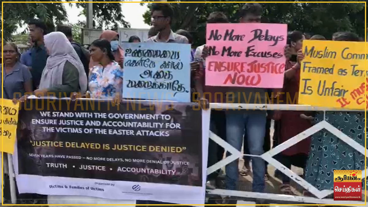 தாக்குதல் நடந்து இத்தனை வருடங்களாகியும் கிடைக்காத நீதி : மட்டக்களப்பில் மக்கள் வீதியில் இறங்கி ஆர்ப்பாட்டம்!