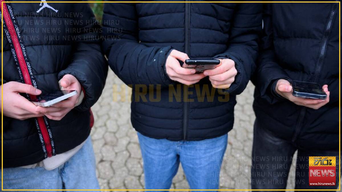 Czech government plans to ban mobile phones in schools from 2027