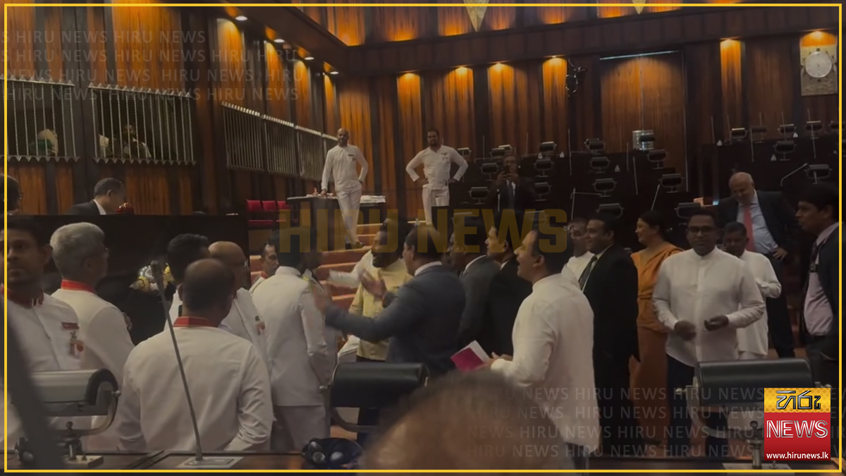 උණුසුම් තත්ත්වයක් හේතුවෙන් පාර්ලිමේන්තුව විනාඩි 10කට අත්හිටුවයි