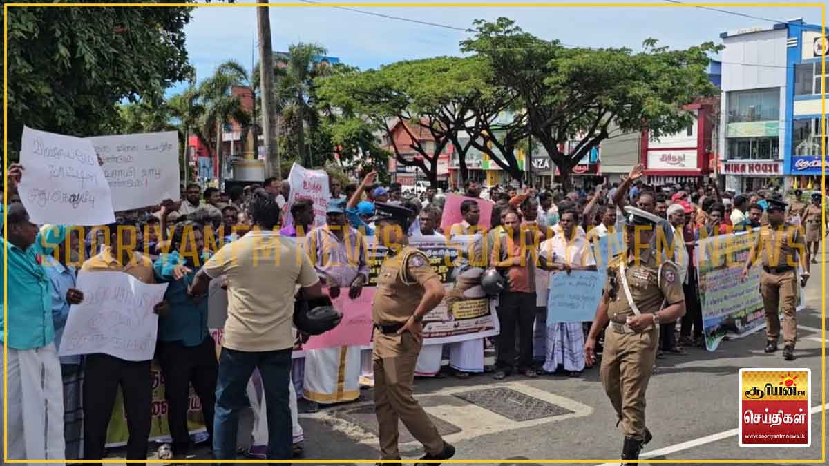 நெல்லுக்கான விலையை அதிகரித்து விவசாயிகளின் வாழ்வாதாரத்தை பாதுகாக்க கோரி போராட்டம்