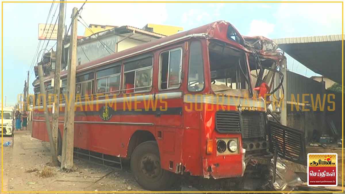அம்பாறை சென்ற இலங்கை போக்குவரத்துச் சபை பேருந்து விபத்து: சாரதிக்கு திடீர் சுகயீனம்
