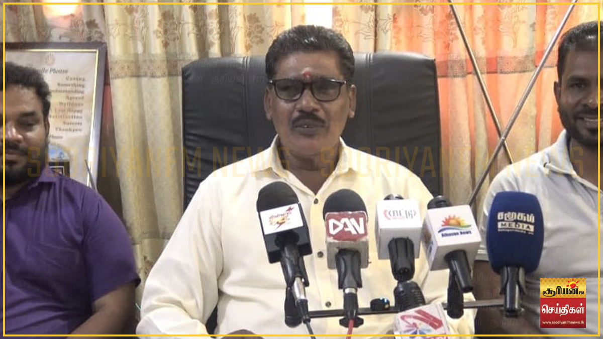 மட்டக்களப்பில் பராமரிக்கப்படாத காணிகளின் உரிமையாளர்களுக்கு எதிராக நீதிமன்றினூடாக கடுமையான சட்ட நடவடிக்கை: மாநகர சபை முதல்வர் சிவம் பாக்கியநாதன் எச்சரிக்கை!   மட்டக்களப்பு மாநகர சபை எல்லைக்குட்பட்ட பகுதிகளில் டெங்கு நுளம்புப் பெருக்கத்தைக் கட்டுப்படுத்தி, பொதுமக்களின் சுகாதாரப் பாதுகாப்பினை உறுதிசெய்யும் நோக்குடன், பராமரிக்கப்படாத வெற்றுக்காணிகளின் உரிமையாளர்களுக்கு எதிராக நீதிமன்றத்தினூடாக கடுமையான சட்ட நடவடிக்கை எடுக்கப்படும் என மட்டக்களப்பு மாநகர சபை முதல்வர் சிவம் பாக்கியநாதன் தெரிவித்தார்.  இன்று  இடம்பெற்ற ஊடகவியலாளர் சந்திப்பின்  போதே  அவர் இதனை  தெரிவித்துள்ளார்.   மாநகர சுகாதார மருத்துவ அதிகாரியின் ஆலோசனையின் பேரிலும், பொதுச் சுகாதாரப் பரிசோதகர்களின் தொழில்நுட்ப வழிகாட்டலின் கீழும் இந்த விசேட சுகாதாரத் திட்டங்கள் தற்பொழுது மாநகர சபை எல்லைக்குள் தீவிரமாக நடைமுறைப்படுத்தப்பட்டு வருகின்றன.  மாநகர சபை எல்லைக்குள் தற்பொழுது எதிர்கொள்ளும் பிரதான சவால்களில் ஒன்றாகப் பராமரிக்கப்படாத வெற்றுக்காணிகள் காணப்படுகின்றன. இக்காணிகளின் உரிமையாளர்கள் அவற்றை முறையாகப் பராமரிக்காததன் காரணமாக, அயலவர்கள் மற்றும் பாதசாரிகள் இக்காணிகளுக்குள் பிளாஸ்டிக் கழிவுகளையும் ஏனைய குப்பைகளையும் கொட்டுவதனை ஒரு வழக்கமாகக் கொண்டுள்ளனர். இது டெங்கு நுளம்புகள் பெருகுவதற்கும் பொதுச் சுகாதார சீர்கேட்டிற்கும் வழிவகுக்கின்றன.  துப்புரவு செய்யப்படாமல் அடையாளம் காணப்பட்டுள்ள காணிகளின் உரிமையாளர்கள் கண்டறியப்பட்டு, அவற்றை உடனடியாகத் தூய்மைப்படுத்துமாறு அறிவுறுத்தல்கள் வழங்கப்பட்டு வருகின்றது.  மாநகர சபையின் இந்த அறிவுறுத்தல்களைப் பின்பற்றத் தவறும் மற்றும் அலட்சியம் காட்டும் காணி உரிமையாளர்களுக்கு எதிராக நீதிமன்றத்தினூடாகக் கடுமையான சட்ட நடவடிக்கைகள் மேற்கொள்ளப்படும்.  அத்துடன், அடையாளம் காணப்பட்ட காணிகளின் உரிமையாளர்கள் எவரும் முன்வராத பட்சத்திலோ அல்லது காணிகளைப் பராமரிக்க இணங்காத பட்சத்திலோ, அவை "மாநகர சபைக்குச் சொந்தமானது" என்ற அறிவித்தல் பலகைகள் அக்காணிகளில் நடப்பட்டு, அவை மாநகர சபையின் நேரடிப் பாதுகாப்பின் கீழ் கொண்டுவரப்படும் என்றும் முதல்வர் எச்சரித்தார்.  பொதுமக்களின் ஆரோக்கியத்தைப் பாதுகாக்கும் இவ்வேலைத்திட்டத்திற்குத் தத்தமது காணிகளைத் தூய்மையாகப் பேணி, அனைத்துக் குடிமக்களும் மாநகர சபைக்கு முழுமையான ஒத்துழைப்பினை வழங்க வேண்டும் என மட்டக்களப்பு மாநகர சபை முதல்வர் சிவம் பாக்கியநாதன் மேலும் தெரிவித்தார்.