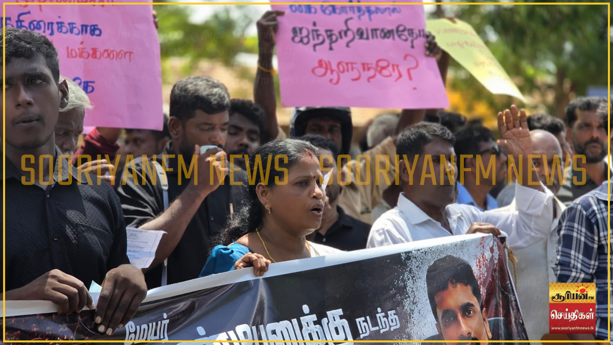 வவுனியா மாநகரசபை முதல்வரின் பதவி நீக்கம் : வட மாகாண ஆளுநருக்கு எதிராக ஆர்ப்பாட்டம்!