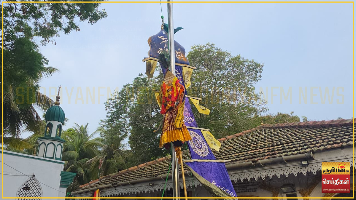 பல்லாயிரக்கணக்கான பக்தர்களின் ‘அரோகரா’ கோஷத்துடன் கதிர்காமக் கந்தன் ஆலயத்தில் கொடியேற்றம்