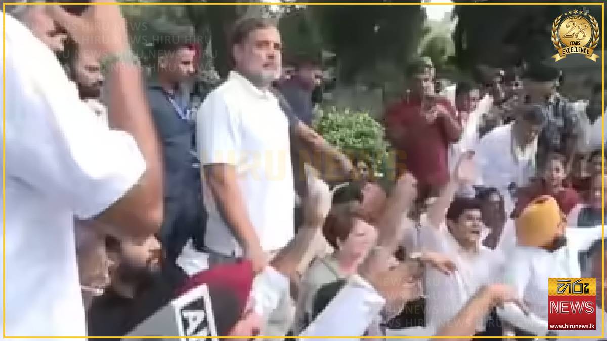 Rahul, Priyanka Gandhi protest outside Modi's house