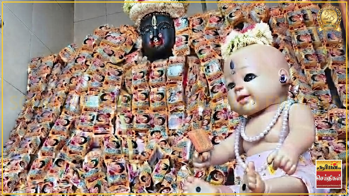 சிவகாசி துர்க்கை பரமேஸ்வரி கோயிலில் பிஸ்கட் பொதிகளால் சிறப்பு அலங்காரம்