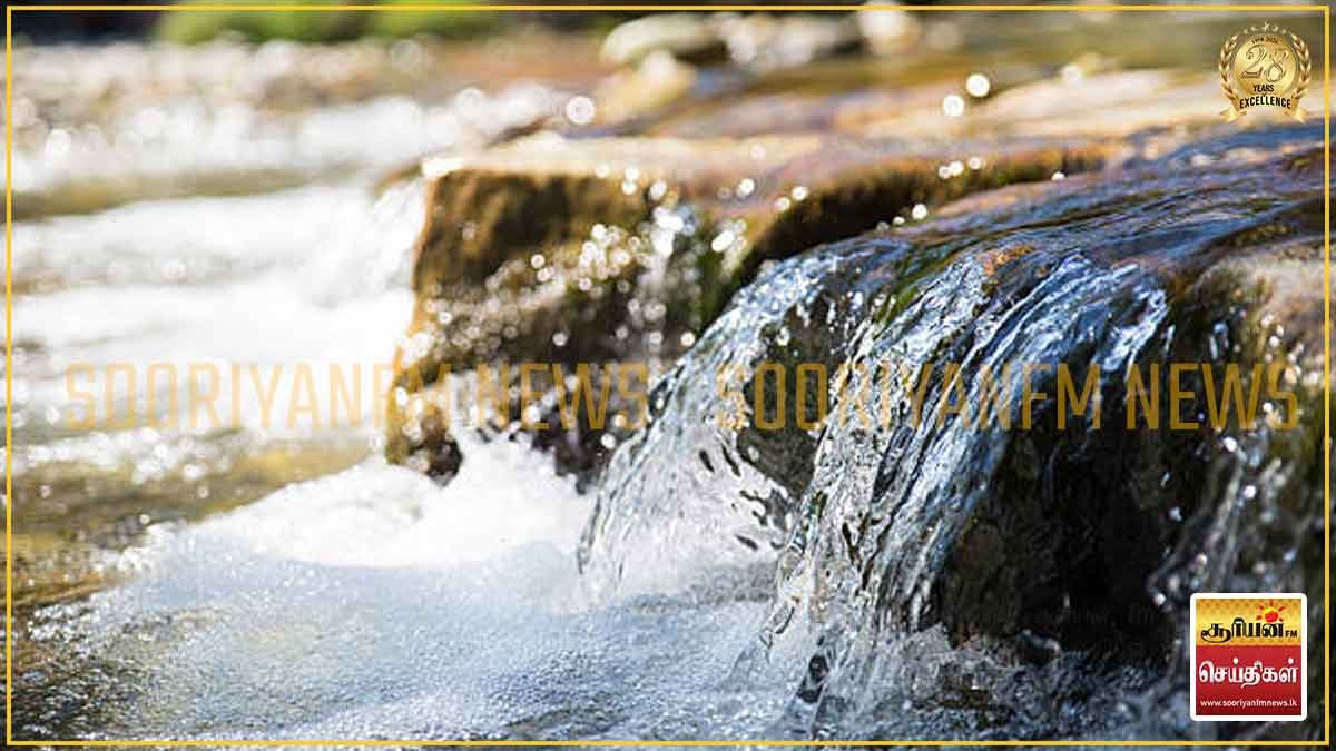 ஆற்றில் குளிக்கச் சென்ற இரண்டு மாணவர்கள் கற்பாறையிலிருந்து கீழே வீழ்ந்து உயிரிழப்பு.