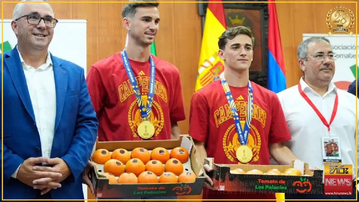 Spain midfielders rewarded with tomatoes