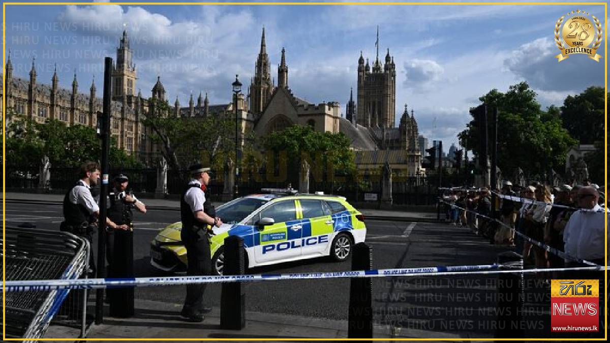 Five UK police officers injured after boat strikes bridge in London