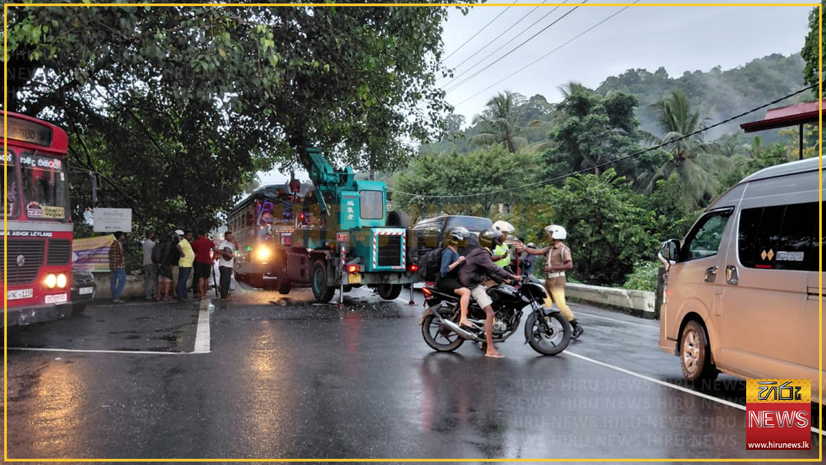 කෑගල්ල කරඬුපනදී ලංගම සහ පෞද්ගලික බස් රථ දෙකක් ගැටෙයි: 18 කට තුවාල