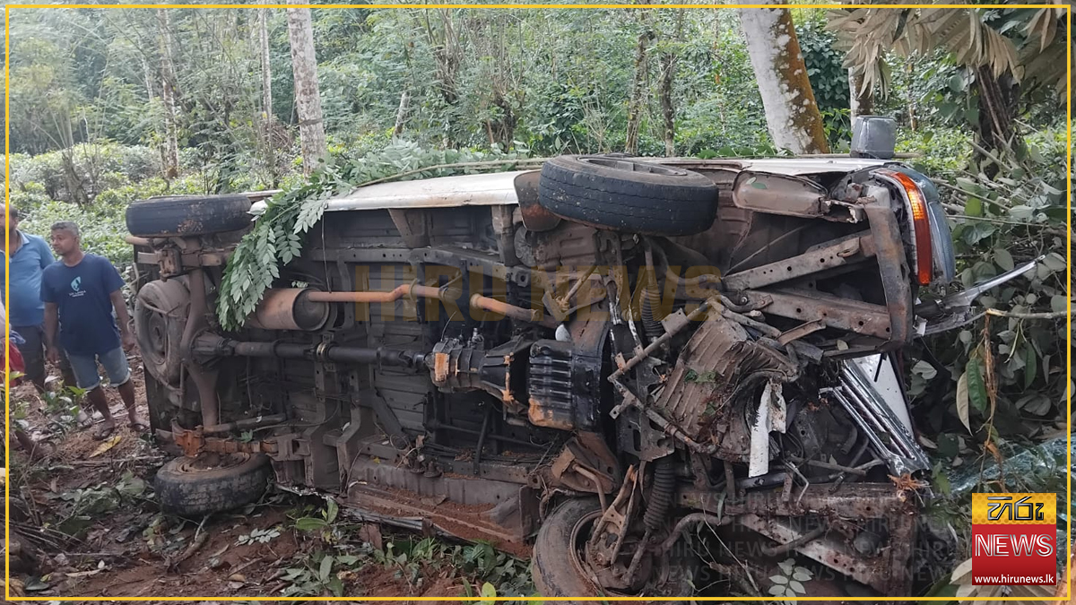 බුලත්සිංහල අමරේගෙදර වංගුවේදී වෑන් රථයක් ප්‍රපාතයකට පෙරළී 14කට තුවාල